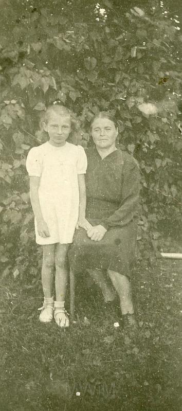 KKE 298.jpg - Od lewej: Zuzanna Szylkin i Helena Szylkin. Santoka. 1945 r. Fotografia wykonana przez Wujka Ignacego Szylkin.